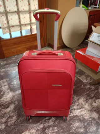 Maleta de viaje roja