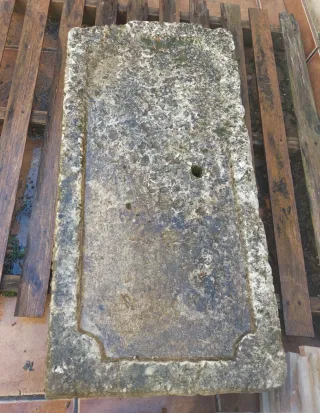 Pila de piedra antigua para lavadero