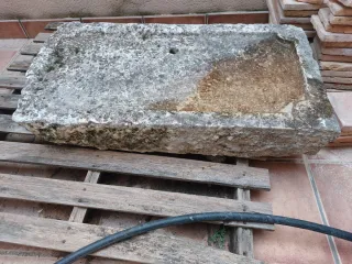 Pila de piedra antigua para lavadero