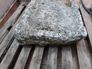 Pila de piedra antigua para lavadero