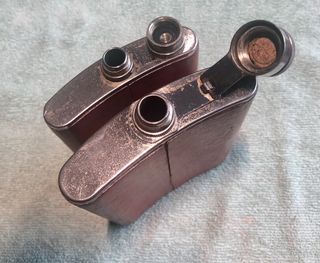 Set di due bottiglie da liquore con copertura in pelle rossa (2 unità)