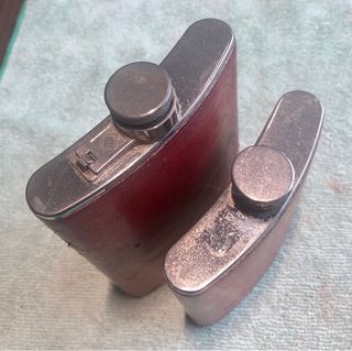 Set di due bottiglie da liquore con copertura in pelle rossa (2 unità)