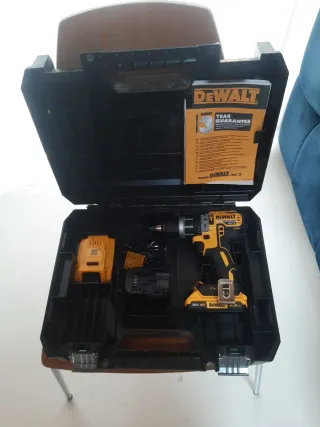 Taladro Dewalt 18V con maletín y accesorios