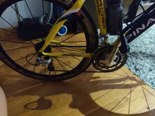 Bicicleta Pinarello strada gialla