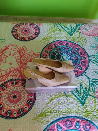 Scarpe con tacco beige in pelle per donna