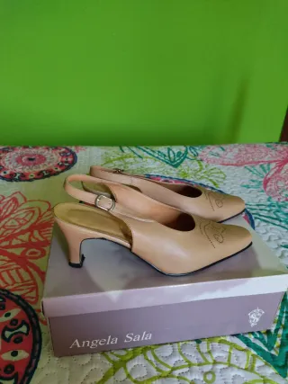 Scarpe con tacco beige in pelle per donna