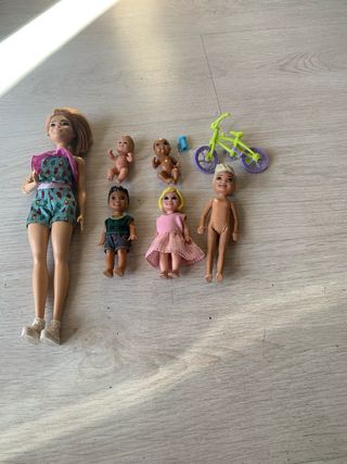 Muñeca Barbie niñera con accesorios
