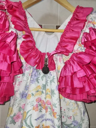Traje de Sevillana estampado con volantes fucsias