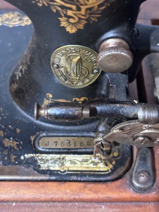 Antigua Máquina de Coser Singer con Base Madera