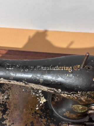 Antigua Máquina de Coser Singer con Base Madera