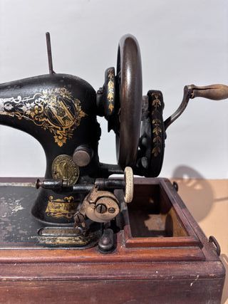 Antigua Máquina de Coser Singer con Base Madera