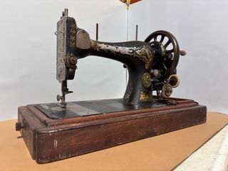Antigua Máquina de Coser Singer con Base Madera