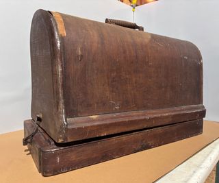 Antigua Máquina de Coser Singer con Base Madera