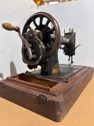 Antigua Máquina de Coser Singer con Base Madera