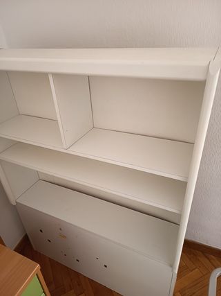 Escritorio, cama, colchones, muebles varios