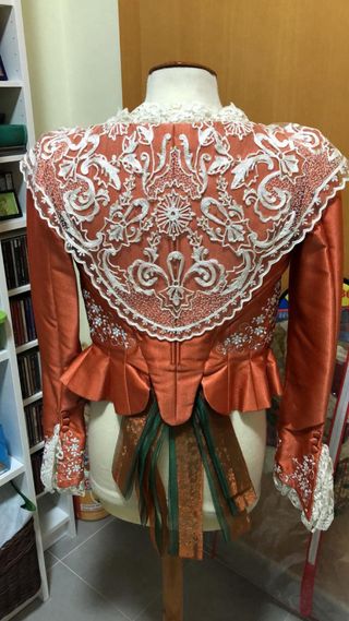 Traje regional valenciana con manteletas