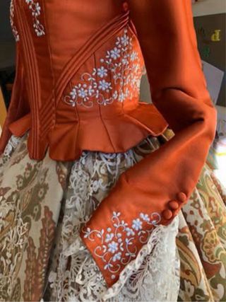 Traje regional valenciana con manteletas