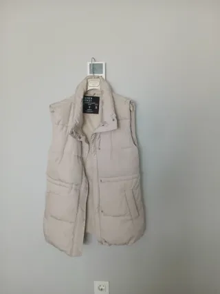 Chaleco acolchado sin mangas beige.Antiagua