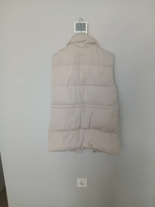 Chaleco acolchado sin mangas beige.Antiagua