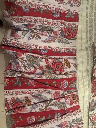 Lote textil: colcha, cenefa, paño, lámpara y lazad