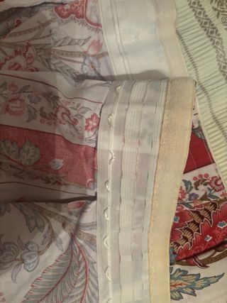 Lote textil: colcha, cenefa, paño, lámpara y lazad