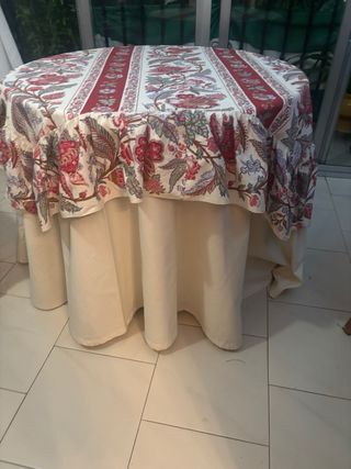 Lote textil: colcha, cenefa, paño, lámpara y lazad