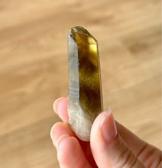 Citrino natural en bruto, punta