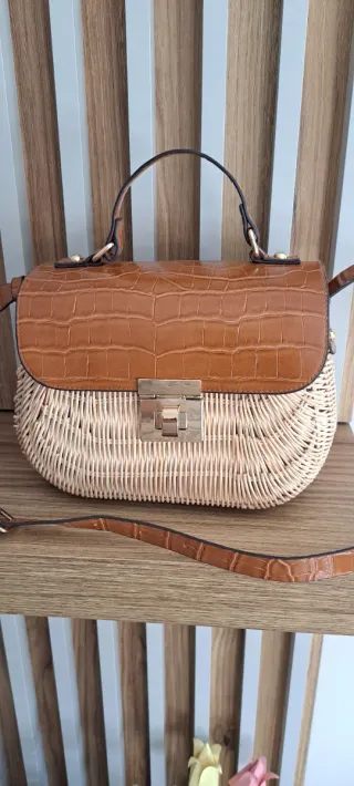 Bolso de hombro de mimbre y efecto piel