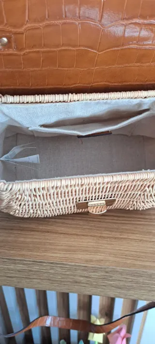 Bolso de hombro de mimbre y efecto piel