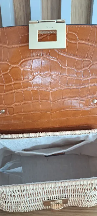 Bolso de hombro de mimbre y efecto piel