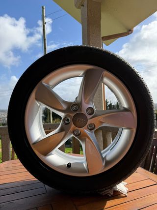 Llanta Audi A3 Sedan 3.0 TFSI + neumático Pirelli