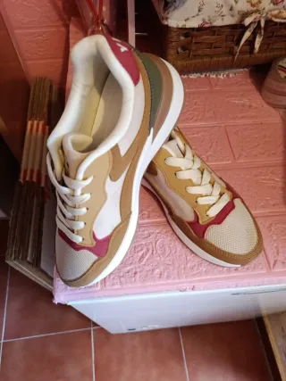 Zapatillas deportivas mujer beige y rojo