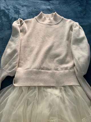 Vestido crema con volantes