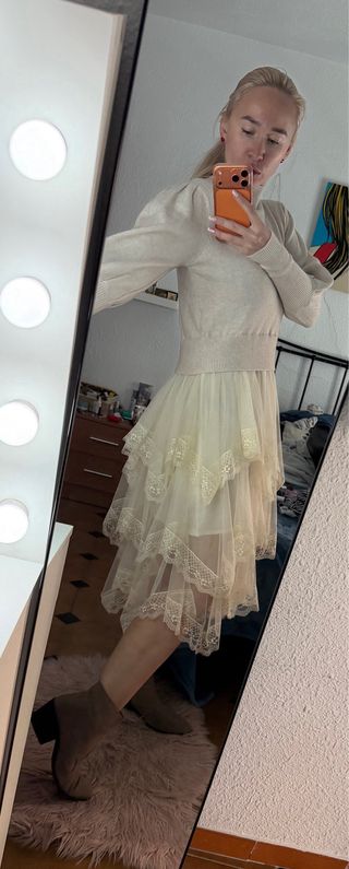 Vestido crema con volantes