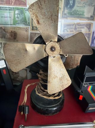 Ventilador antiguo de metal