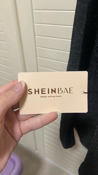 Vestido negro brillante con abertura