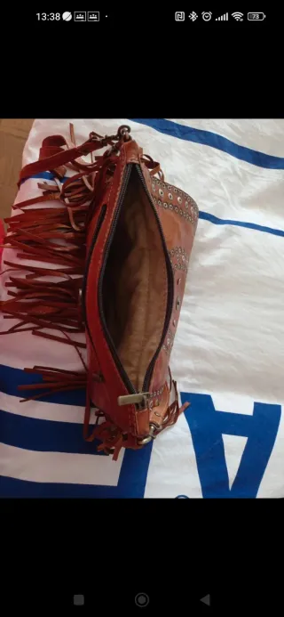 Bolso de cuero marrón con flecos y tachuelas