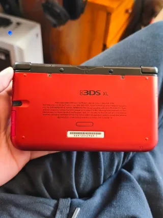 Nintendo 3DS XL con cargador y lápiz