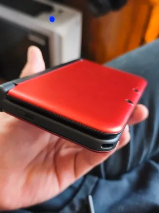 Nintendo 3DS XL con cargador y lápiz
