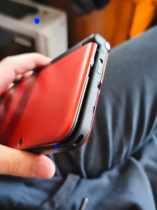 Nintendo 3DS XL con cargador y lápiz