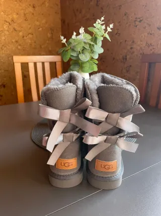 Botas UGG Gris con Lazos