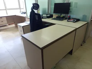 Mesa de oficina modular beige y marrón con ala.