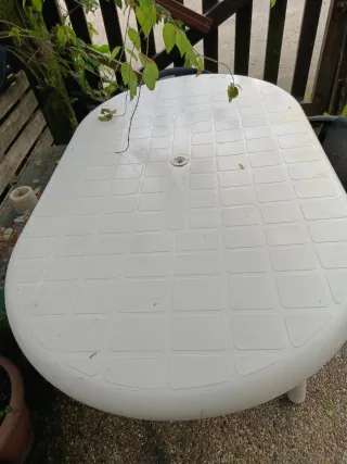 Mesa ovalada blanca de plástico