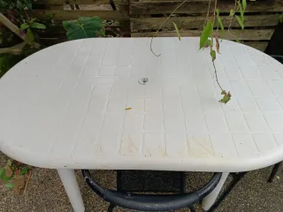 Mesa ovalada blanca de plástico