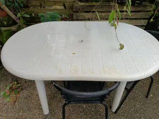 Mesa ovalada blanca de plástico