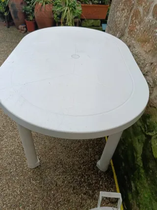 Mesa ovalada blanca de plástico