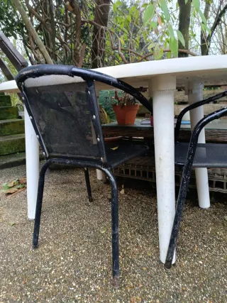 Mesa ovalada blanca de plástico