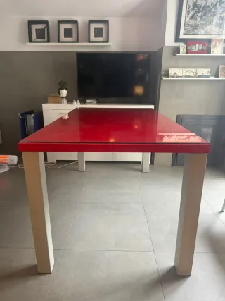 Tavolo da cucina in vetro rosso e metallo