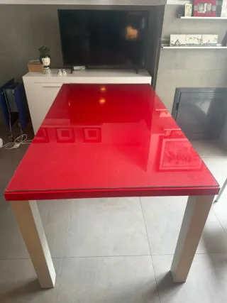 Tavolo da cucina in vetro rosso e metallo