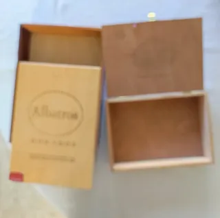 2 cajas de puros vacías de distinto tamaño